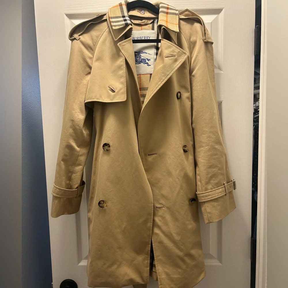 Burberry Beige Trench Coat with Classic Check Lining, less than 5 months old. - Picture 3 of 14